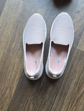 Skechers Slip-On Women's Athletic Sneakers in Light Pink